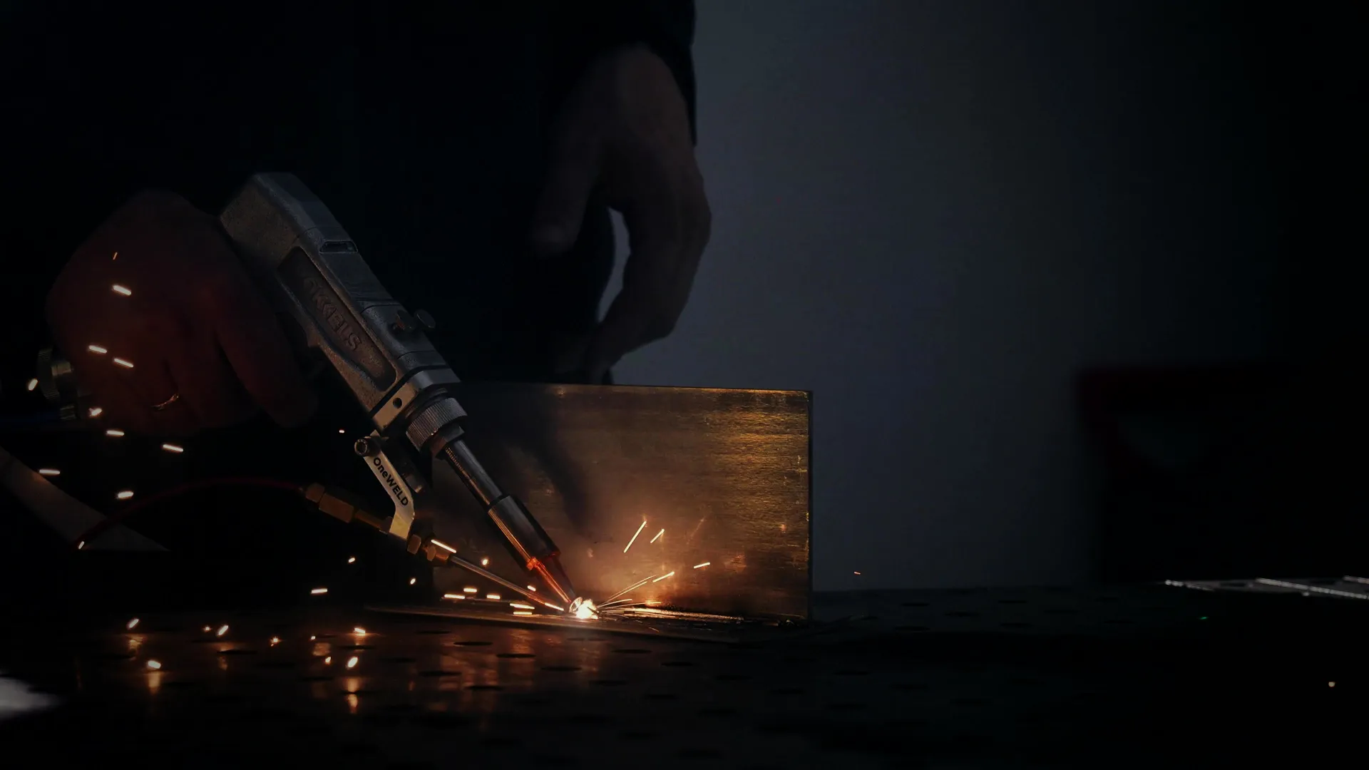 Ручная лазерная сварка пистолетом OneWELD